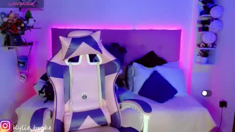 k ylie online show from 12-27-24, 03:42