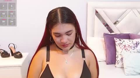 Snapshot of kyliiebaker chatting on 06-12-26, 10:36 Kylie online show from 06-12-26, 10:36