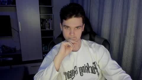 Snapshot of kyroro_lucifer chatting on 12-19-24, 10:00 Kyroro online show from 12-19-24, 10:00