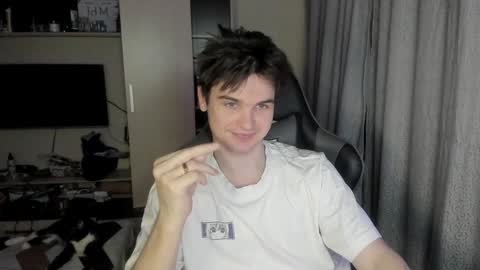 Snapshot of kyroro_lucifer chatting on 02-07-25, 08:31 Kyroro online show from 02-07-25, 08:31