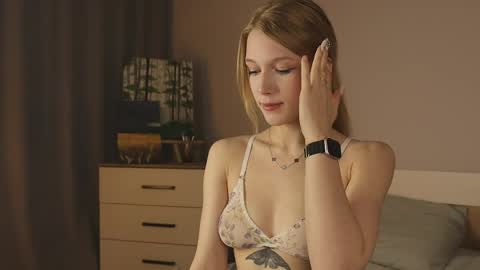 Snapshot of la_belle_ chatting on 04-19-26, 06:10 Alice online show from 04-19-26, 06:10