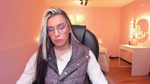 Snapshot of la_monitora chatting on 05-17-26, 11:28 T A T I A N A online show from 05-17-26, 11:28