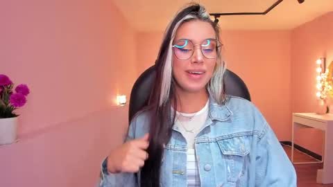 Snapshot of la_monitora chatting on 05-19-26, 11:27 T A T I A N A online show from 05-19-26, 11:27