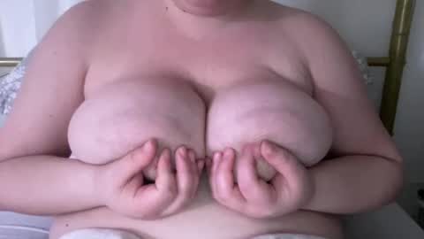 Snapshot of la_petite_rose_ chatting on 02-10-25, 06:09 la_petite_rose_ online show from 02-10-25, 06:09