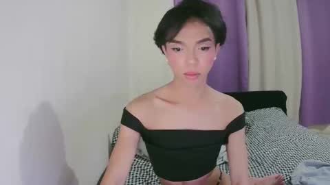 Snapshot of la_ura chatting on 11-11-25, 05:46 Laura online show from 11-11-25, 05:46