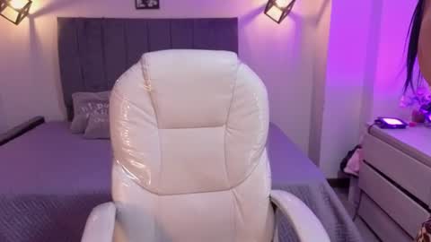Snapshot of laara_croft chatting on 06-19-26, 08:34 L A R A online show from 06-19-26, 08:34