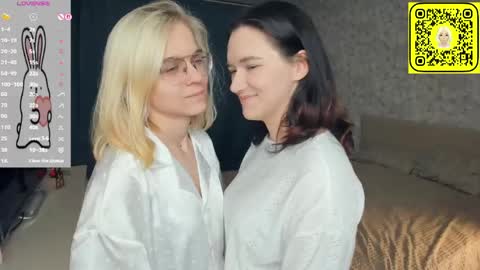 Snapshot of lacyedison chatting on 05-29-26, 07:23 Violet and Isabel online show from 05-29-26, 07:23