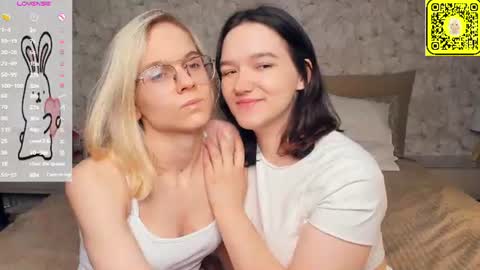 Snapshot of lacyedison chatting on 06-25-26, 07:18 Violet and Isabel online show from 06-25-26, 07:18