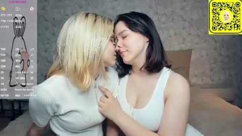 Snapshot of lacyedison chatting on 06-30-26, 07:15 Violet and Isabel online show from 06-30-26, 07:15