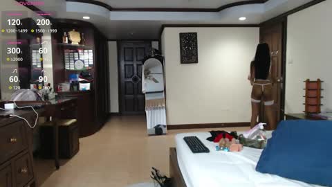 Snapshot of ladii_mia chatting on 02-08-25, 11:22 Mia online show from 02-08-25, 11:22