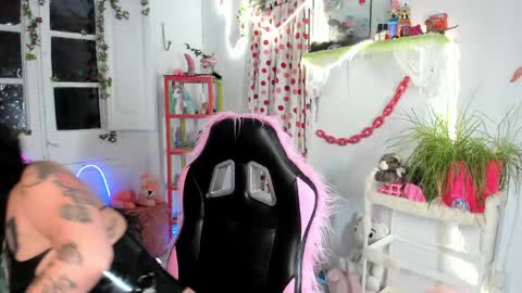 Mia online show from 04-04-26, 06:49