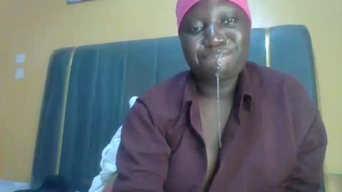 Snapshot of ladyblossoms19 chatting on 05-01-26, 12:15 lindah32 online show from 05-01-26, 12:15