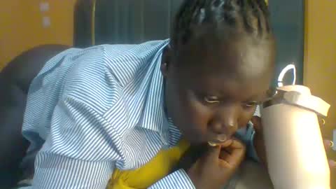 Snapshot of ladyblossoms19 chatting on 05-07-26, 10:37 lindah32 online show from 05-07-26, 10:37