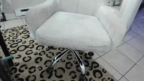 Snapshot of ladylux625 chatting on 12-21-25, 04:52 luxandleo online show from 12-21-25, 04:52