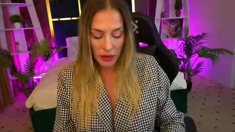 Laura online show from 10-17-25, 01:57