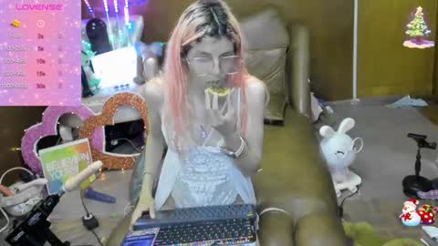 Skinnygirl online show from 10-17-25, 01:20