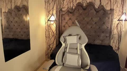 Laia online show from 12-17-24, 05:26