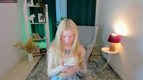 Snapshot of laly_peach chatting on 04-30-26, 11:27 Laly online show from 04-30-26, 11:27