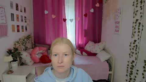 Snapshot of laly_peach chatting on 06-08-26, 11:10 Laly online show from 06-08-26, 11:10