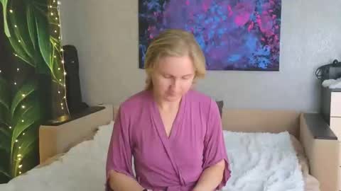 LanaviSmith online show from 12-19-25, 06:20