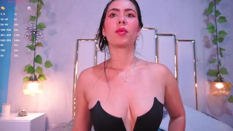 Snapshot of lara_giraldo chatting on 12-28-24, 03:47 Hello Guys I am Lara Giraldo WELCOME To my room online show from 12-28-24, 03:47