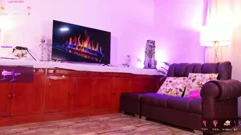 Snapshot of lara_giraldo chatting on 06-12-26, 11:25 Hello Guys I am Lara Giraldo WELCOME To my room online show from 06-12-26, 11:25