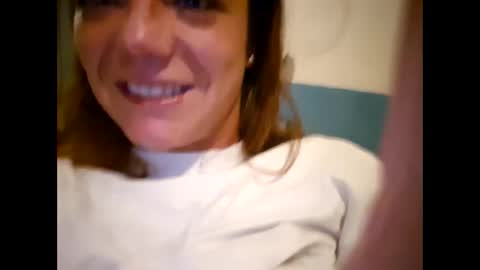 Snapshot of laraa333 chatting on 10-24-25, 01:57 Little online show from 10-24-25, 01:57