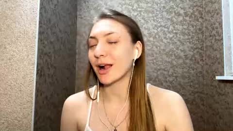 Snapshot of lareebuggie chatting on 06-20-26, 05:27 Eva online show from 06-20-26, 05:27
