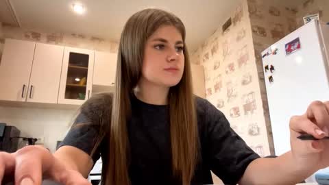 Snapshot of larrainewildenberg chatting on 10-08-25, 01:09 I am Jane ntmu Lets hit 10 Thumbs Up together online show from 10-08-25, 01:09