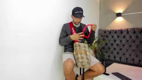 LARRY online show from 01-16-26, 12:20