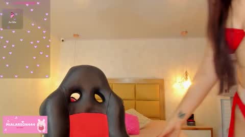 Snapshot of larsonmia chatting on 03-26-26, 12:22 MIA online show from 03-26-26, 12:22