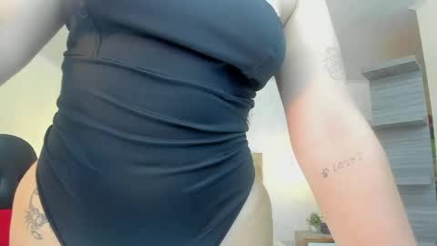 Snapshot of larsonmia chatting on 04-13-26, 12:21 MIA online show from 04-13-26, 12:21