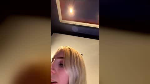 Snapshot of latenightkash chatting on 02-16-26, 06:31 Roxy blue online show from 02-16-26, 06:31