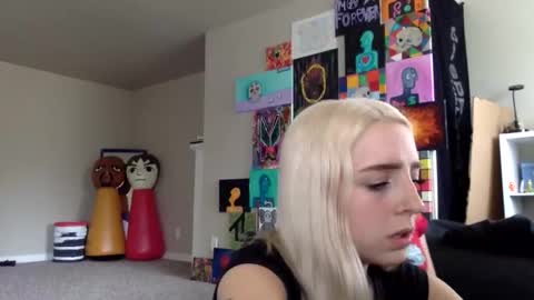 Snapshot of latenightkash chatting on 02-22-26, 10:41 Roxy blue online show from 02-22-26, 10:41