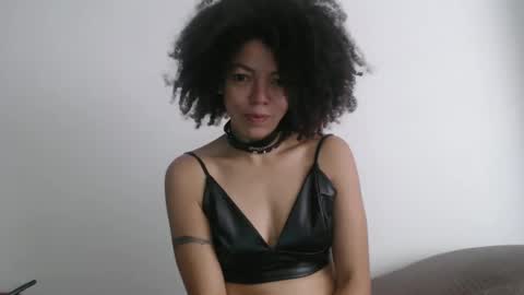 Snapshot of latinadreamy chatting on 10-17-25, 01:03 Latinacoka online show from 10-17-25, 01:03