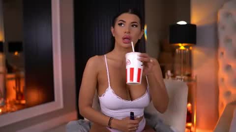Snapshot of latinaloco chatting on 06-28-26, 06:25 Latina online show from 06-28-26, 06:25