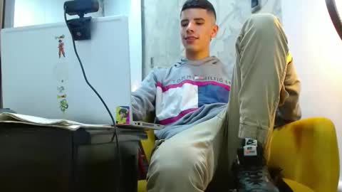 Snapshot of latinoproduction chatting on 11-01-25, 01:18 latinoproduction online show from 11-01-25, 01:18