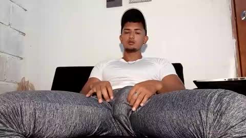 Snapshot of latinsex2501 chatting on 02-19-26, 05:20 Aaron online show from 02-19-26, 05:20