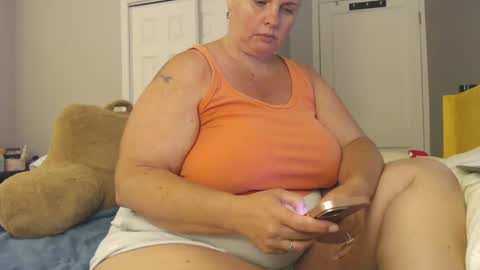 Snapshot of laulauma chatting on 06-20-26, 02:25 LauLauMa online show from 06-20-26, 02:25