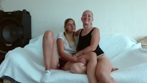 Snapshot of laura47_sweet chatting on 07-27-26, 06:42 LAURA ANNA online show from 07-27-26, 06:42