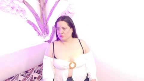 Snapshot of laura__castillo_ chatting on 05-16-26, 12:48 online show from 05-16-26, 12:48