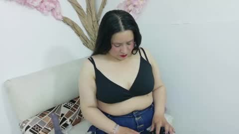 Snapshot of laura__castillo_ chatting on 05-25-26, 12:11 online show from 05-25-26, 12:11