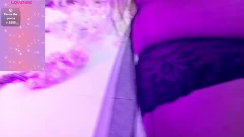 Snapshot of laura__castillo_ chatting on 05-27-26, 12:24 online show from 05-27-26, 12:24