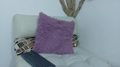 Snapshot of laura__castillo_ chatting on 06-06-26, 12:21 online show from 06-06-26, 12:21
