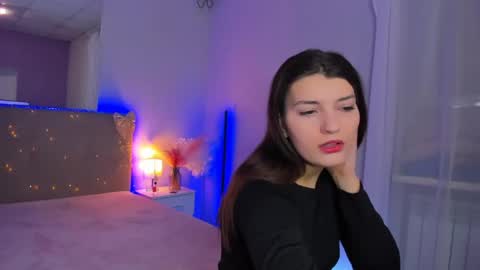 Laura online show from 03-12-26, 05:57