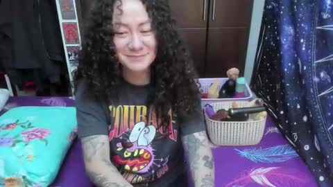  Wen  online show from 11-18-25, 04:33