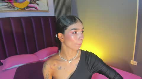 Snapshot of laura_aristizabal_19 chatting on 04-29-26, 01:04 Laura online show from 04-29-26, 01:04