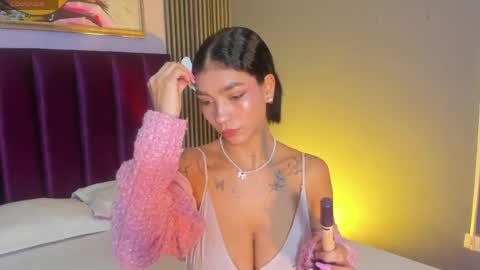 Snapshot of laura_aristizabal_19 chatting on 05-20-26, 12:00 Laura online show from 05-20-26, 12:00