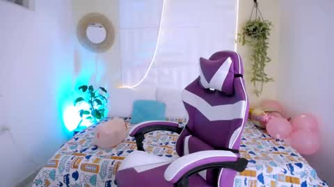 Snapshot of laura_candy02 chatting on 05-02-26, 02:00 LAURA online show from 05-02-26, 02:00