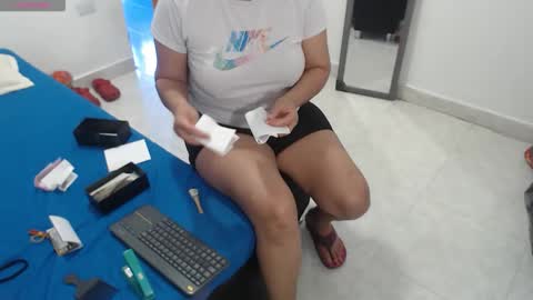 laura_foxx2379 online show from 02-06-26, 07:28